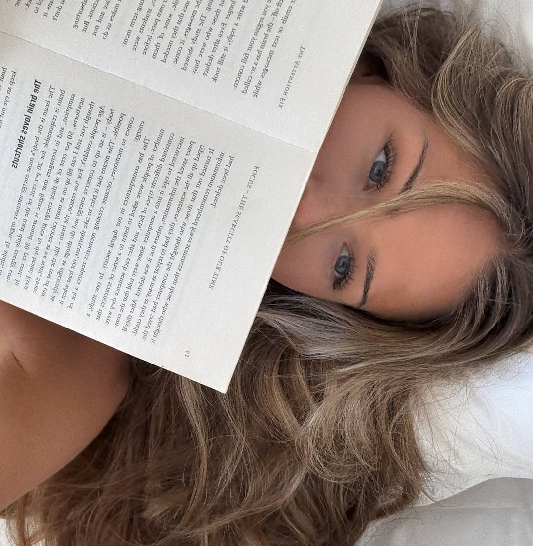 Περιποίηση για άτονα μαλλιά τον χειμώνα. Στη φωτογραφία γυναίκα ξαπλωμένη με όμορφα ξανθά μαλλιά