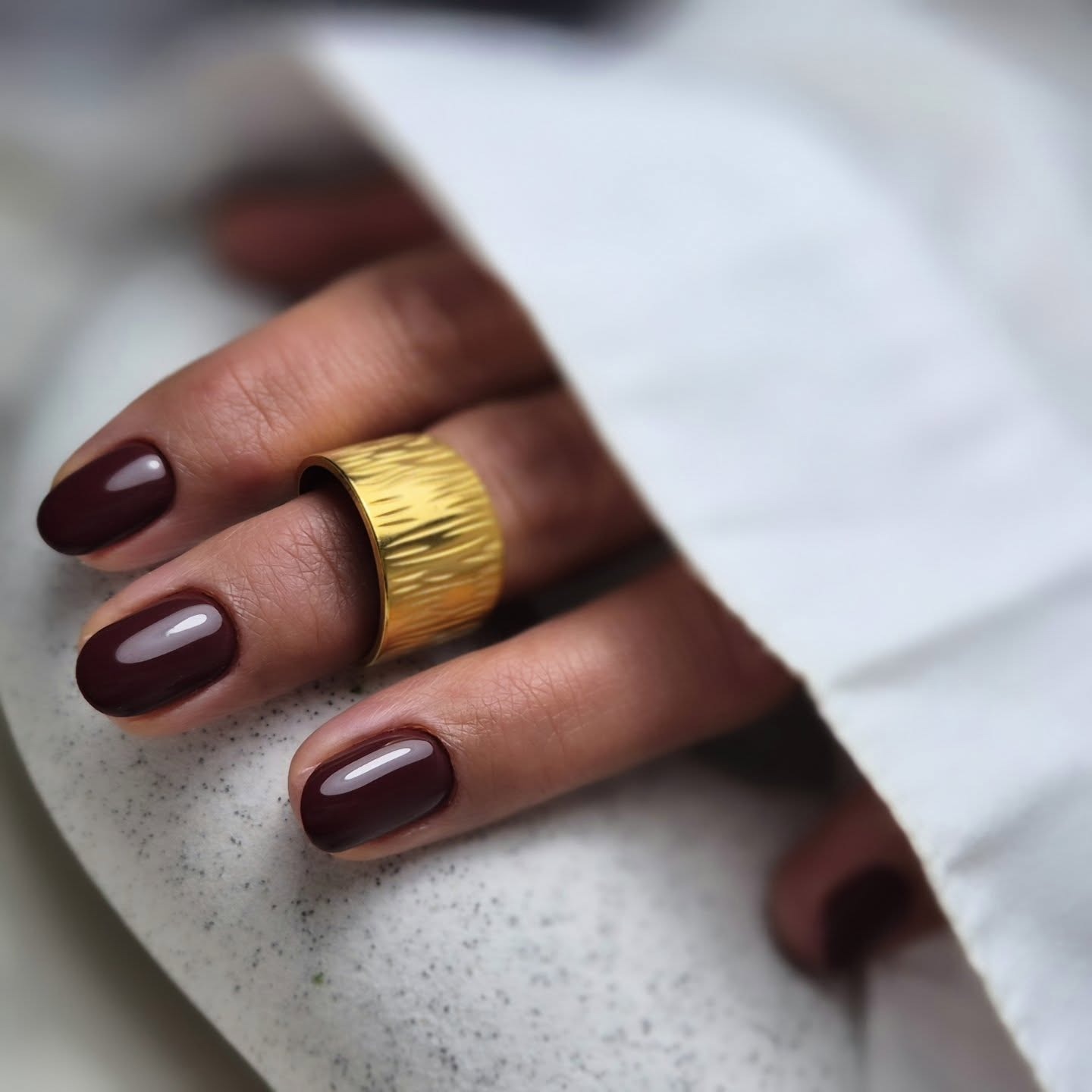 Κοντά μπορντό νύχια