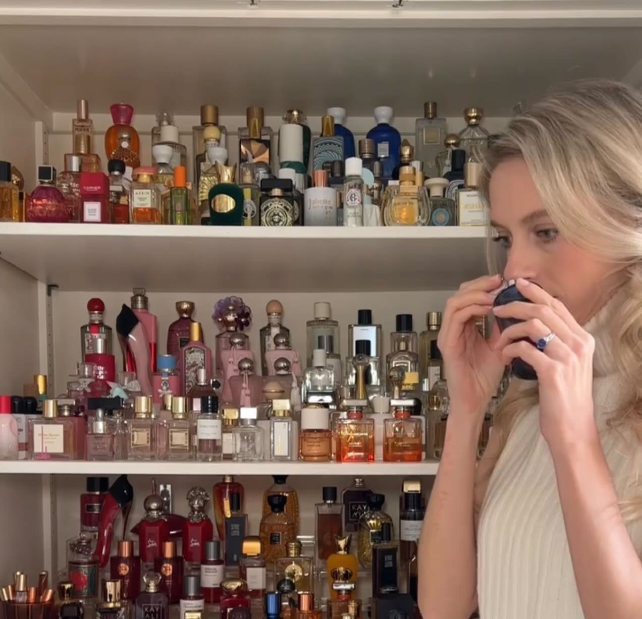 Γυναίκα μυρίζει άρωμα