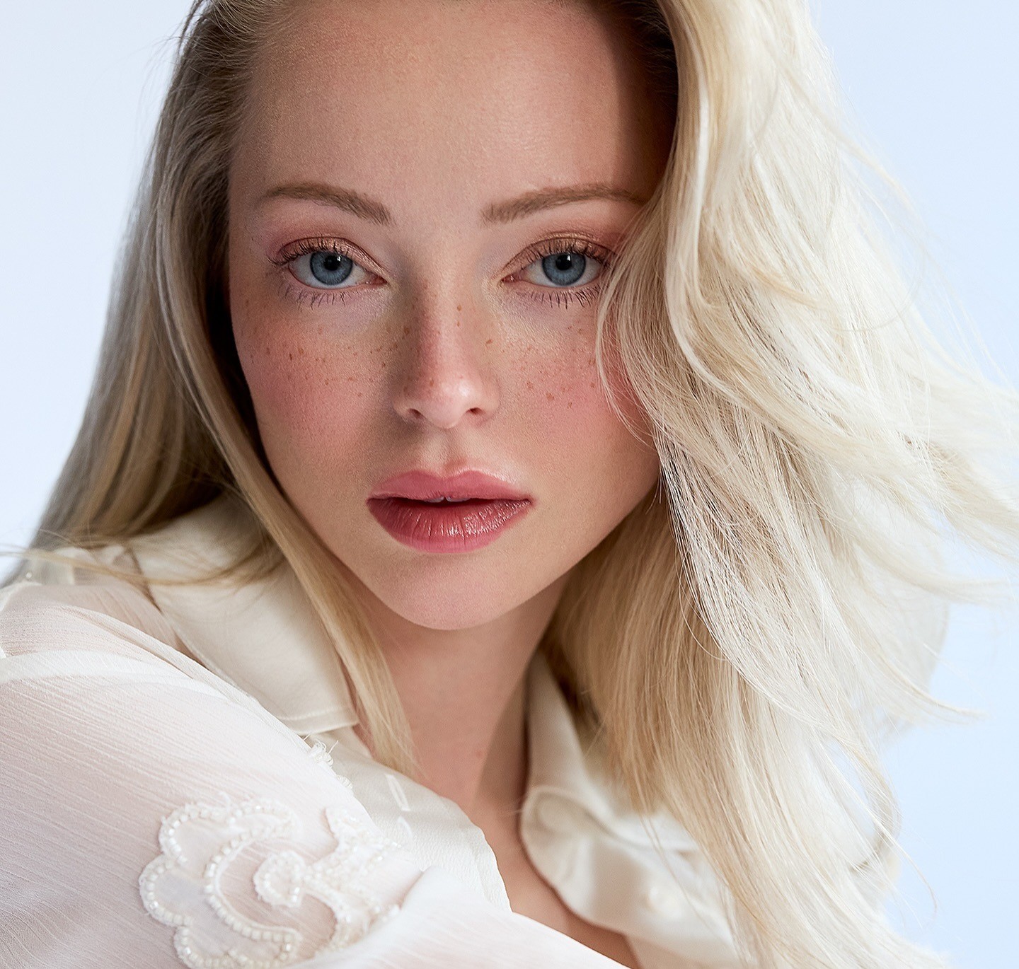 Κοπέλα με "γεμάτα" ζουμερά χείλη