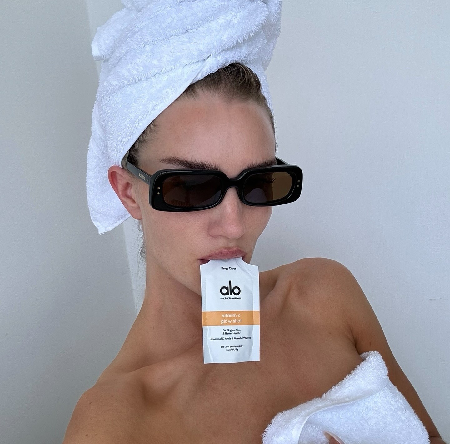 Η Rosie Huntington Whiteley με το αγαπημένο της καλλυντικό