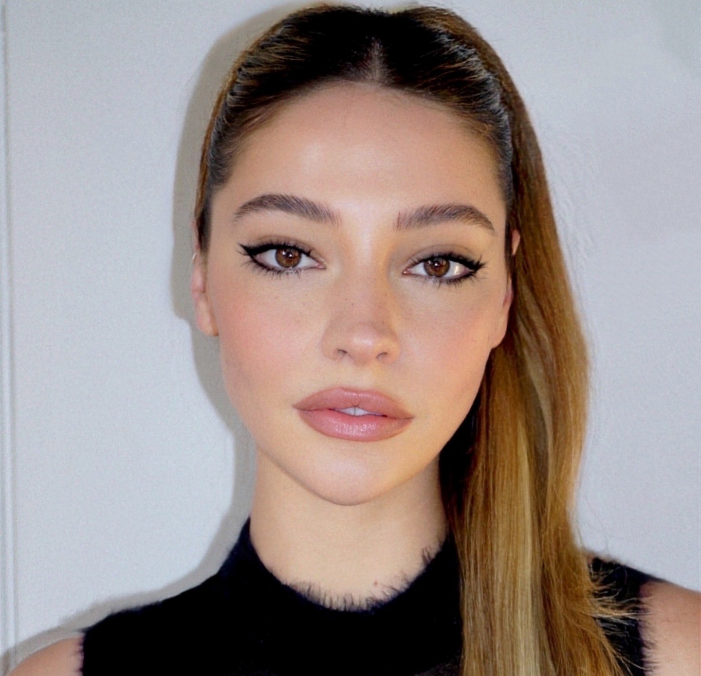 Κοπέλα με καστανά μάτια και καστανόξανθα μαλλιά