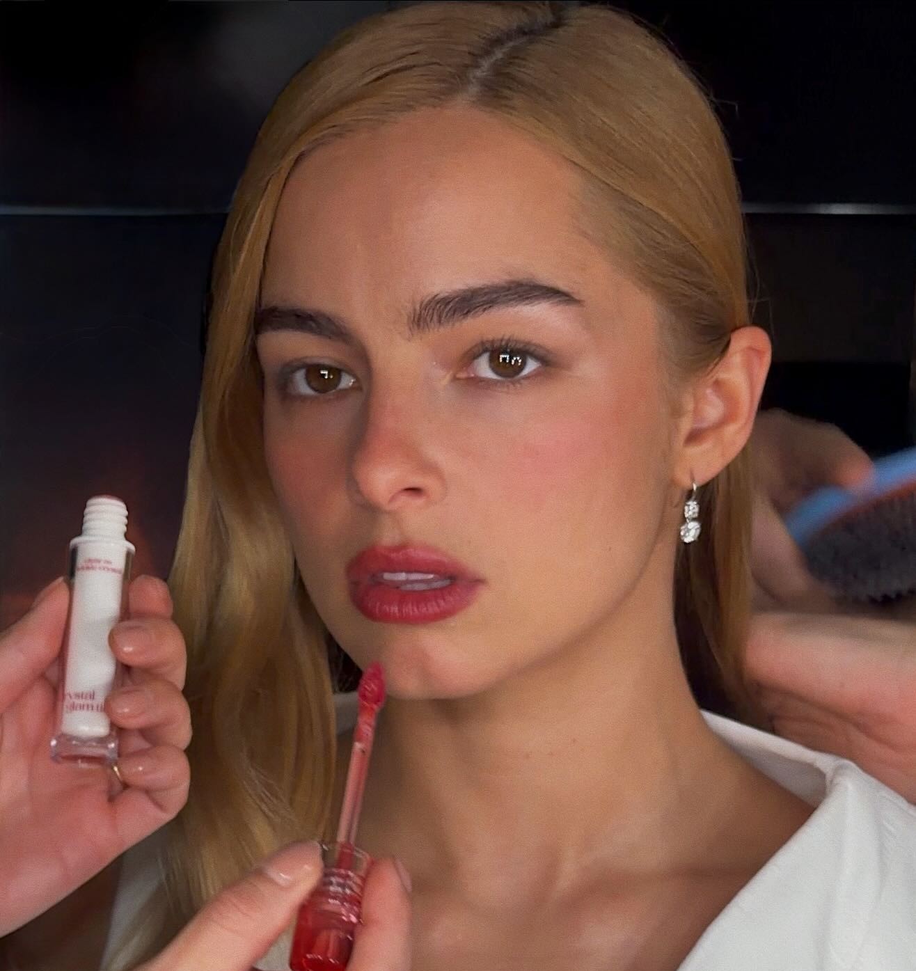 H Addison Rae κάνει το μακιγιάζ της με τη Nina Park για τα Grammys 2026