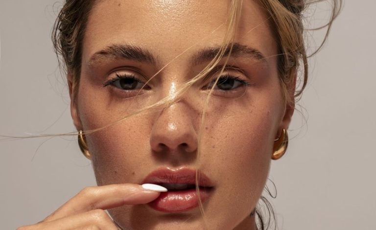 Κοπέλα με ωραία καθαρή επιδερμίδα