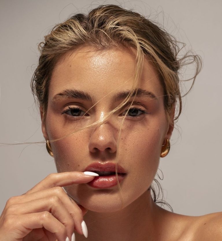 Κοπέλα με ωραία καθαρή επιδερμίδα