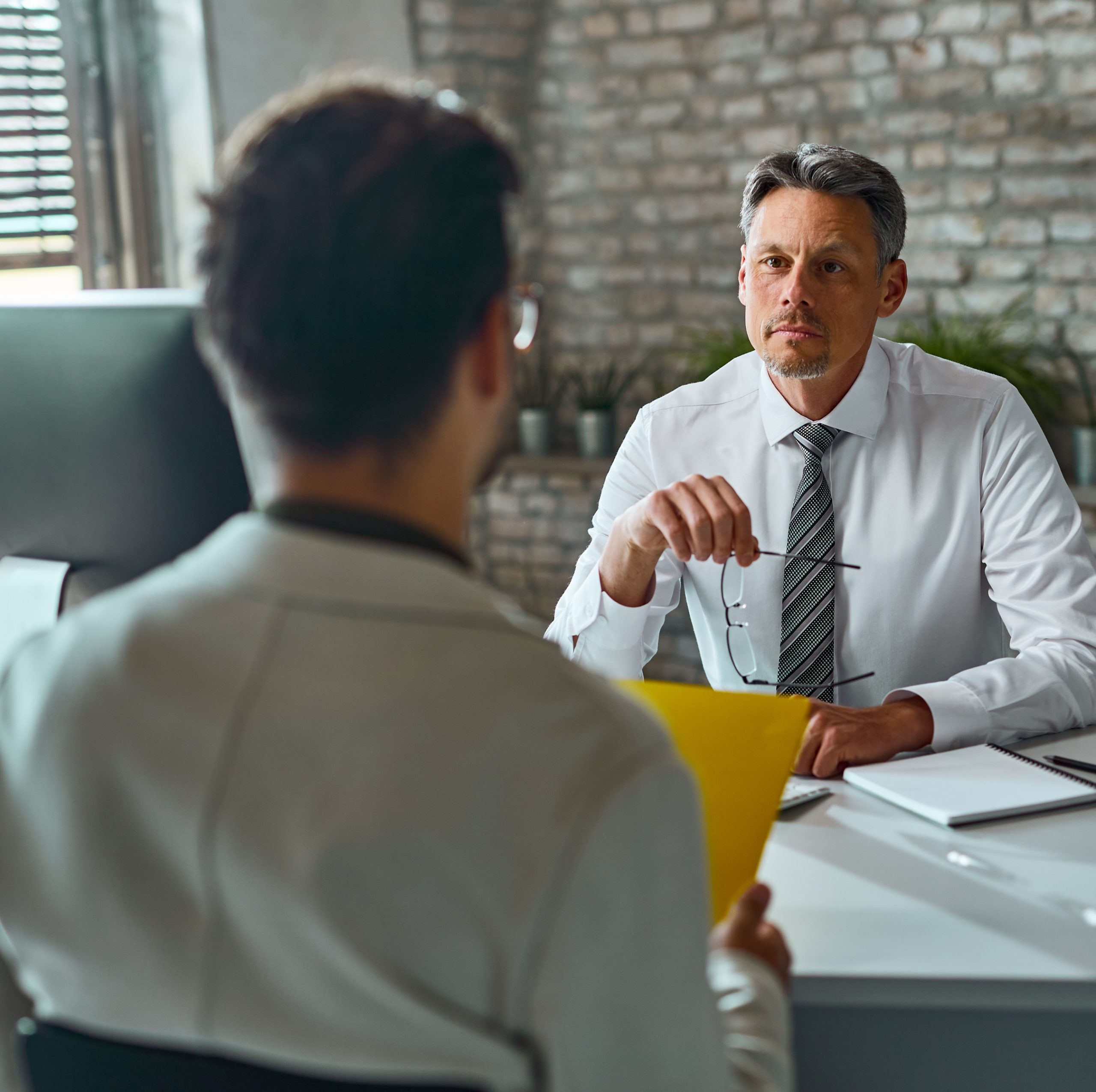 Νεαρός άνδρας δίνει συνέντευξη εργασίας.