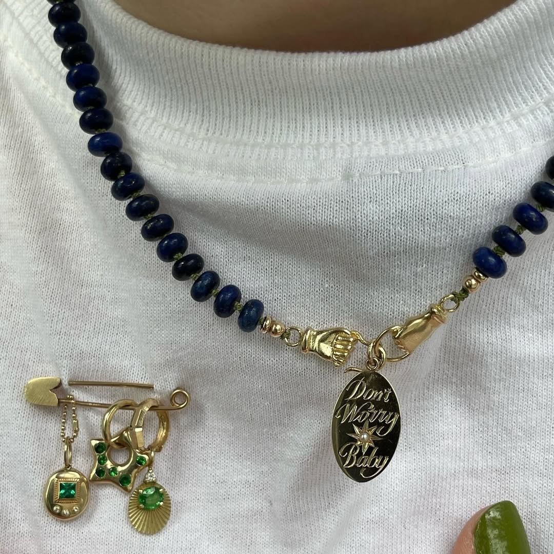 Καρφίτσα πάνω σε λευκό τοπ