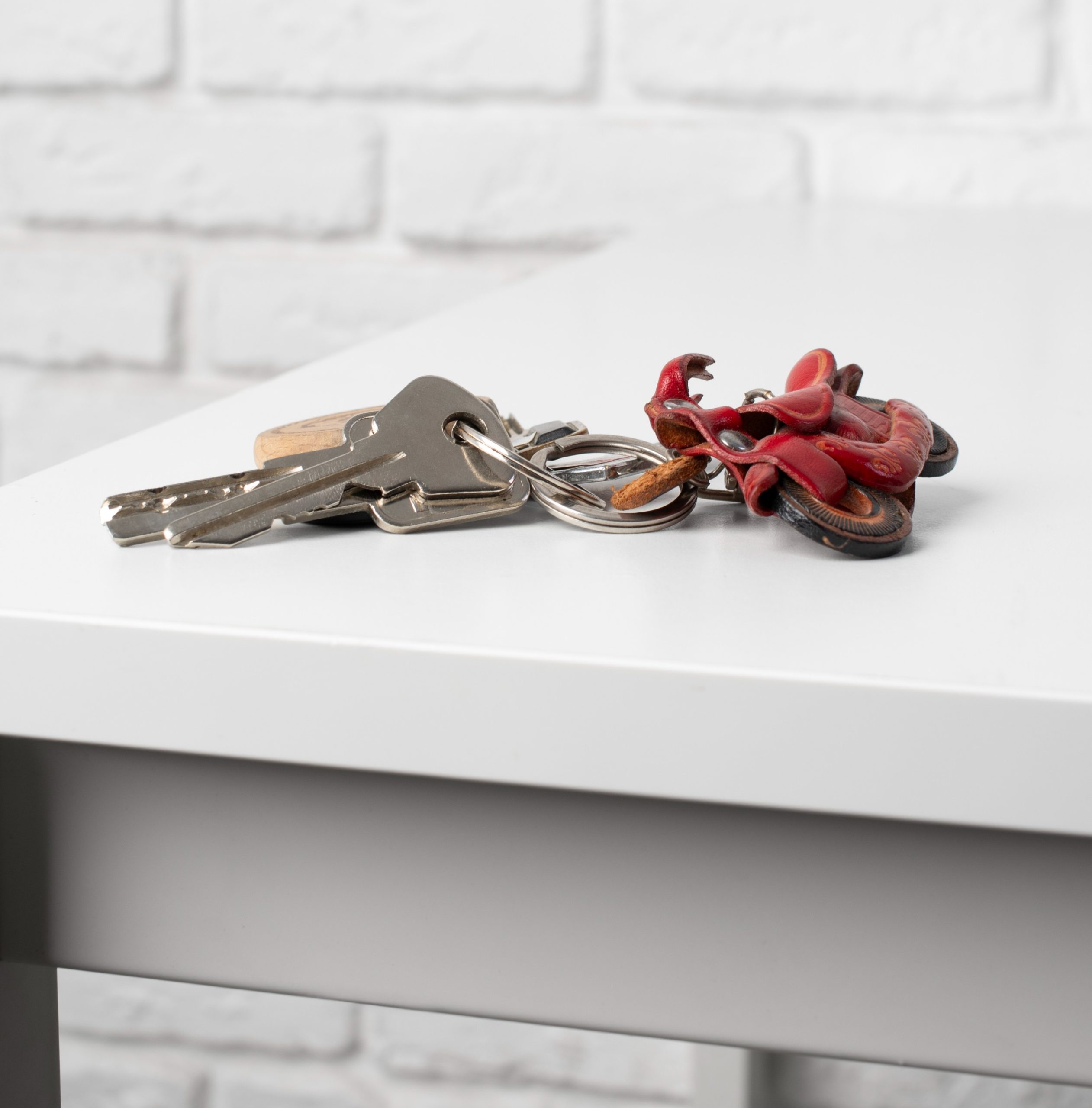 Ξέρετε πως τα κλειδιά στο σπίτι μπορούν να γίνουν μαγνήτης χρημάτων, Στη φωτογραφία κλειδιά ακουμπισμένα πάνω σε τραπέζι.