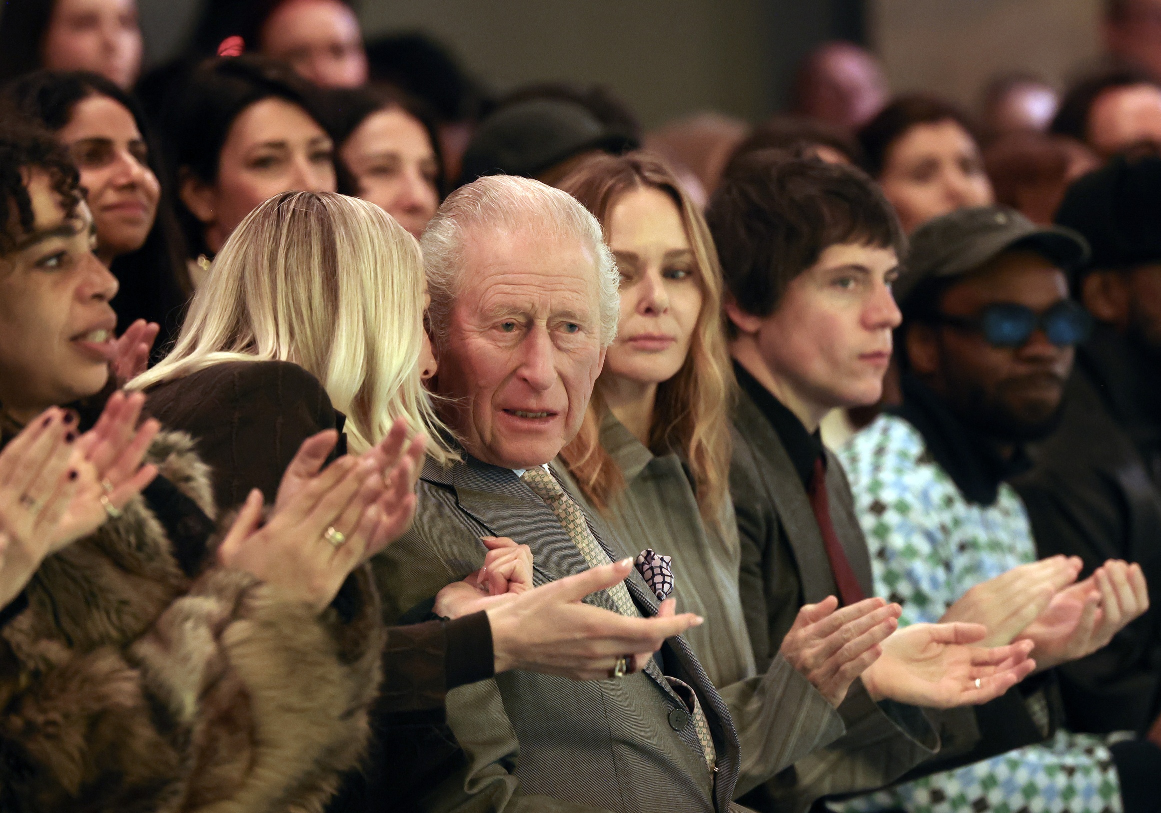 Ο βασιλιάς Κάρολος κάθεται δίπλα στη CEO του Βρετανικού Συμβουλίου Μόδας, Laura Weir, και τη Βρετανίδα σχεδιάστρια μόδας, Stella McCartney, και παρακολουθεί την επίδειξη μόδας της Tolu Coker Χειμώνας 2026 στο πλαίσιο της Εβδομάδας Μόδας του Λονδίνου, 19 Φεβρουαρίου 2026