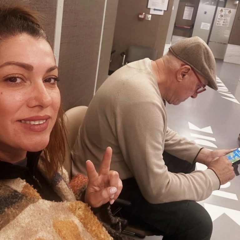 Η Κλέλια Ρένεση με συγγενικό της πρόσωπο σε μονάδα θεραπείας καρκινοπαθών