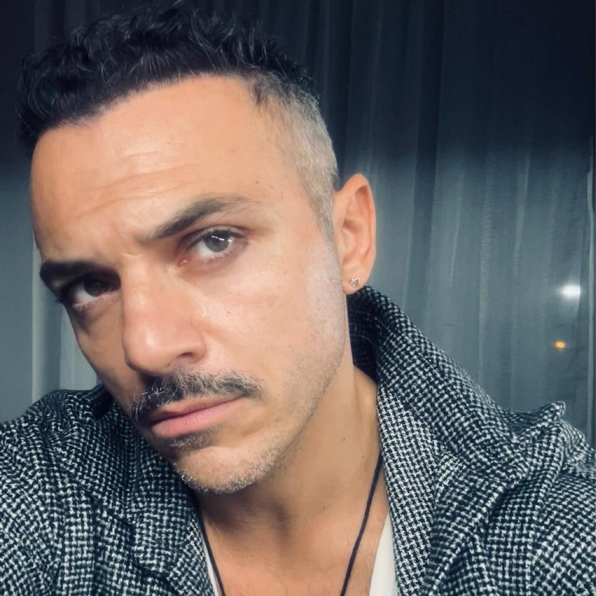 Ο Κώστας Δόξας με μουστάκι