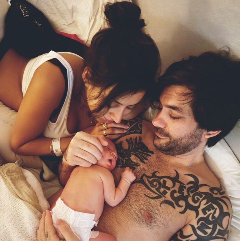 Ο γιώργος ΛΑσκαρίδης αγκαλιά με τον νεογέννητο γιο του