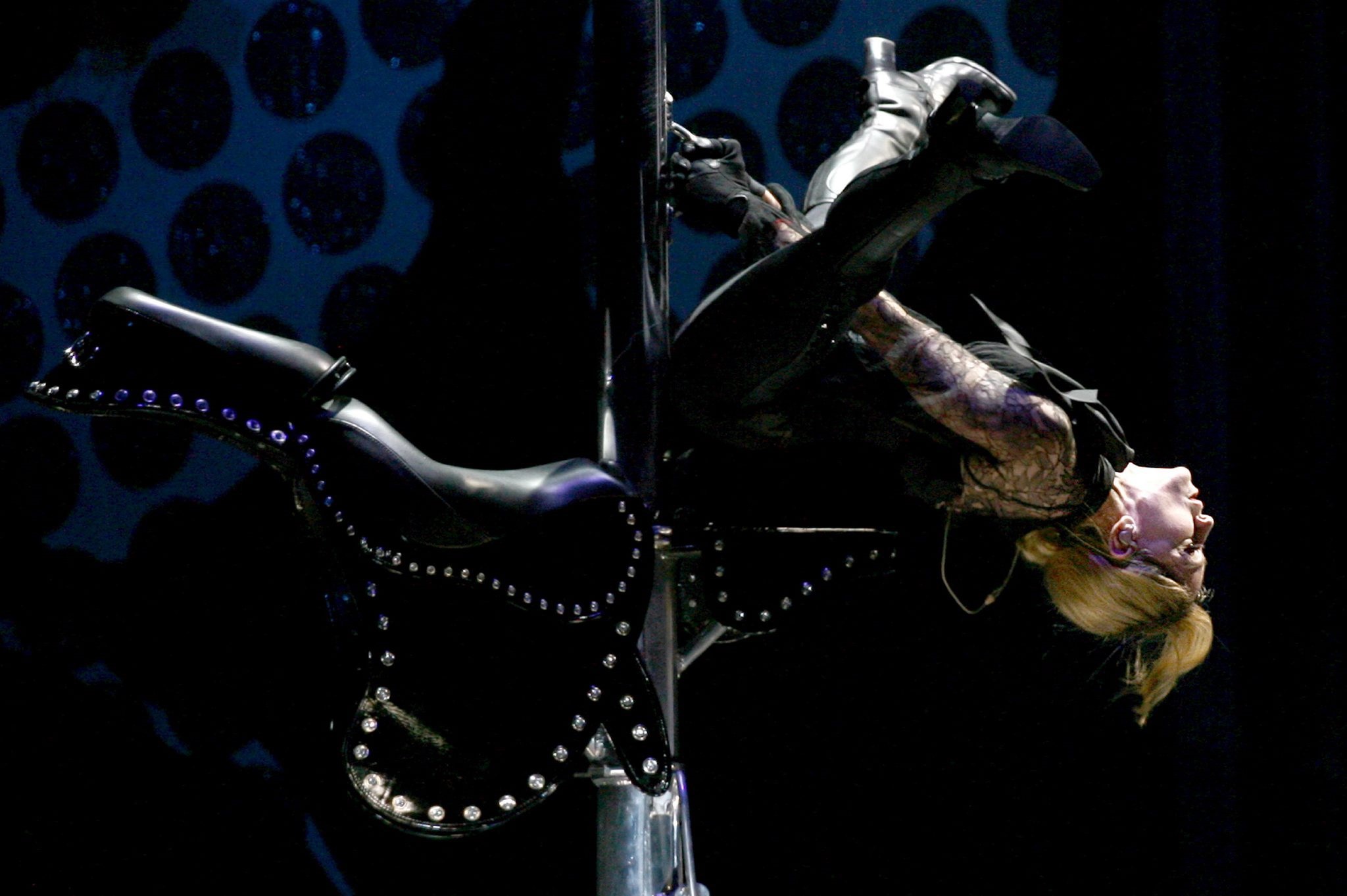 H Madonna τραγουδά το "Like a virgin" ντυμένη στα μαύρα στη διάρκεια συναυλίας στο Ολυμπιακό στάδιο στη Ρώμη, 6 Αυγούστου 2006