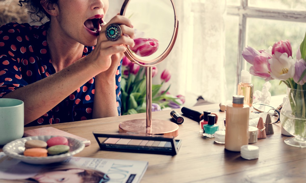  Γυναίκα κάνει μακιγιάζ