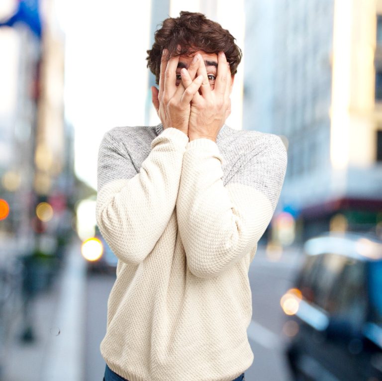 Νέος άντρας με απεγνωσμένο ύφος