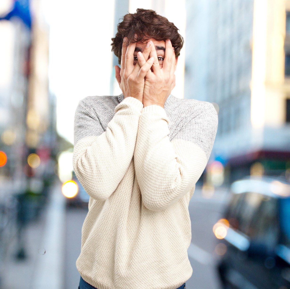 Νέος άντρας με απεγνωσμένο ύφος