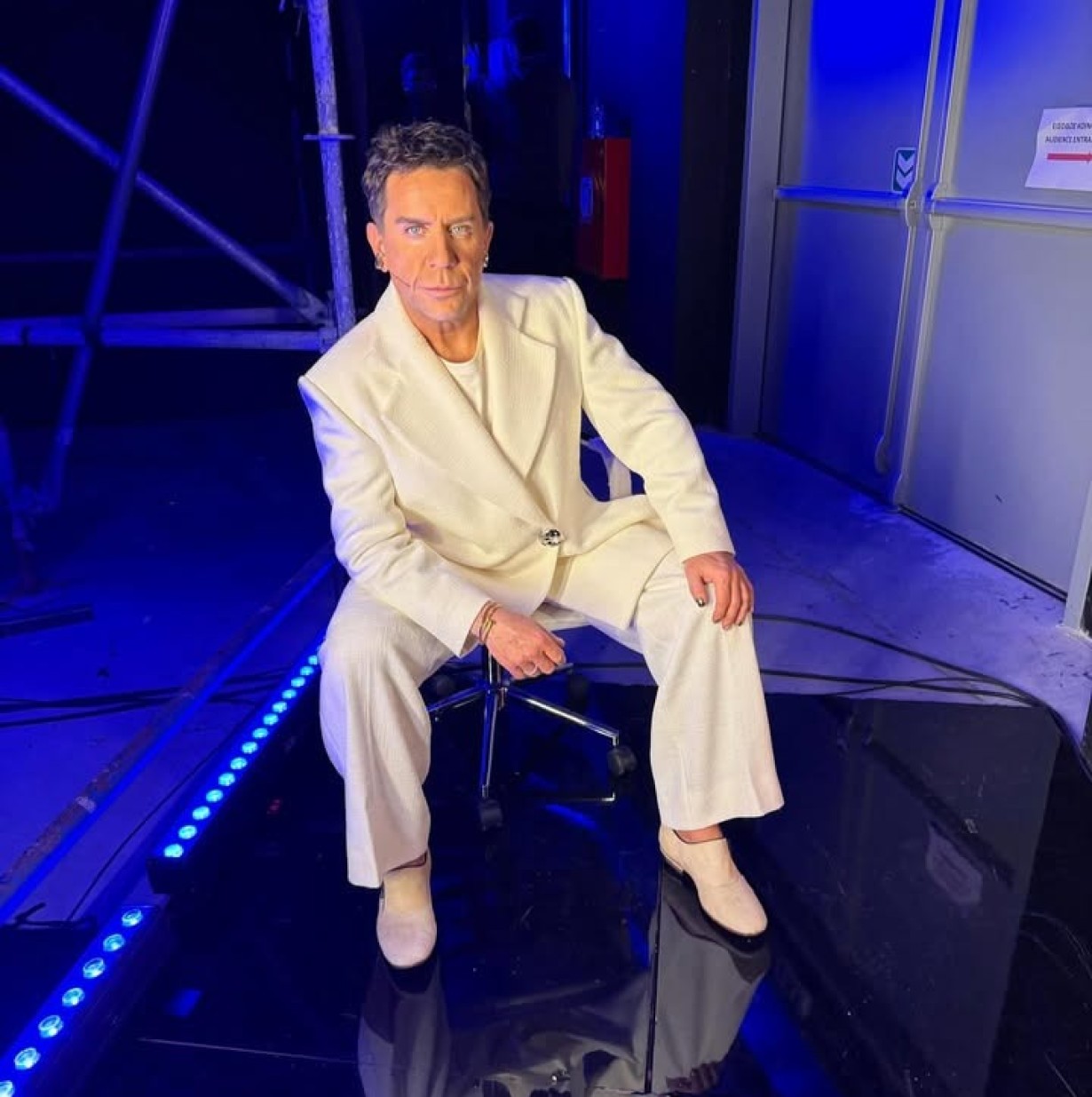 Ο Γιώργος Μαζωνάκης με λευκό κοστούμι