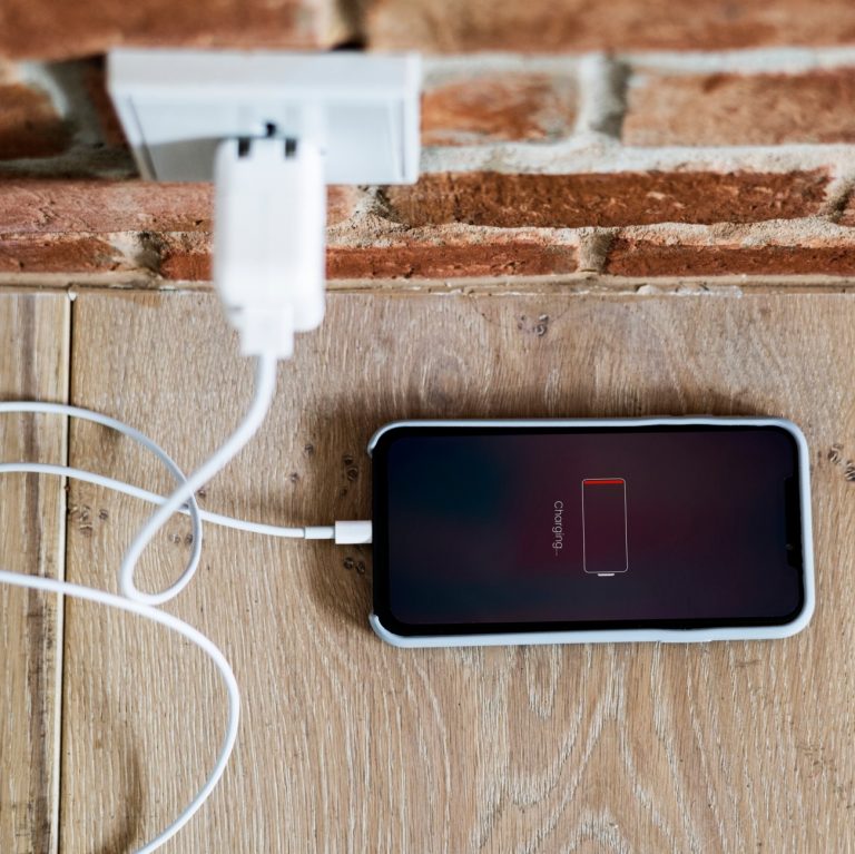 Κινητό σε φόρτιση