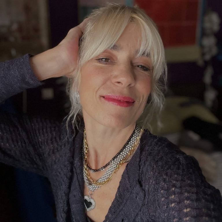 Η Μυρτώ Αλικάκη με κατάξανθα μαλλιά