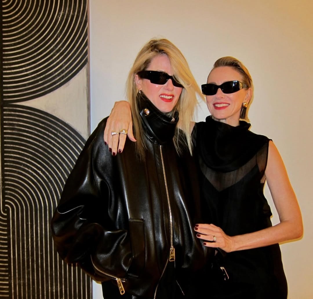 Η Νaomi Watts με φίλη της σε βραδινή έξοδο. Αυτό που εμείς κοιτάζαμε ήταν τα γυαλιά της. 