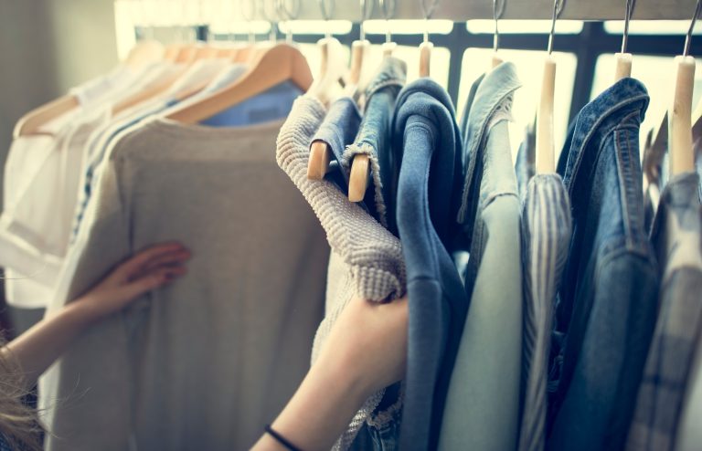 Γυναίκα ελέγχει ποια ρούχα δεν χρειάζεται