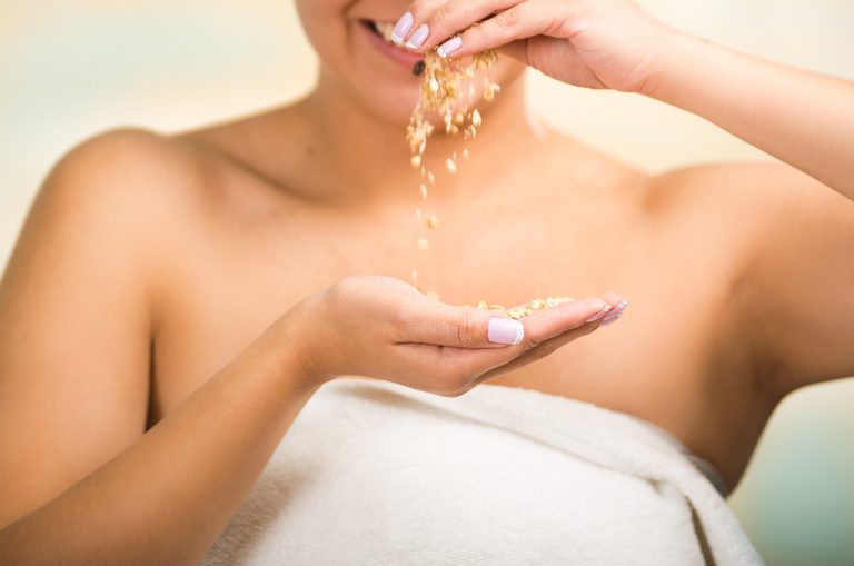 Γυναίκα ετοιμάζεται για λουτρό με βρώμη για ομορφιά και ηρεμία.
