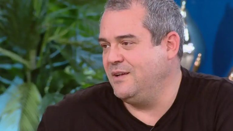 Ο Πυγμαλίων Δαδακαρίδης συγκινεί για την απώλεια των γονιών του