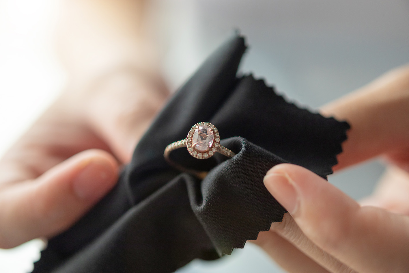 Δαχτυλίδια αρραβώνα και οι τάσεις για το 2026. Κοσμηματοπώλης καθαρίζει δαχτυλίδι με το ειδικό πανί.