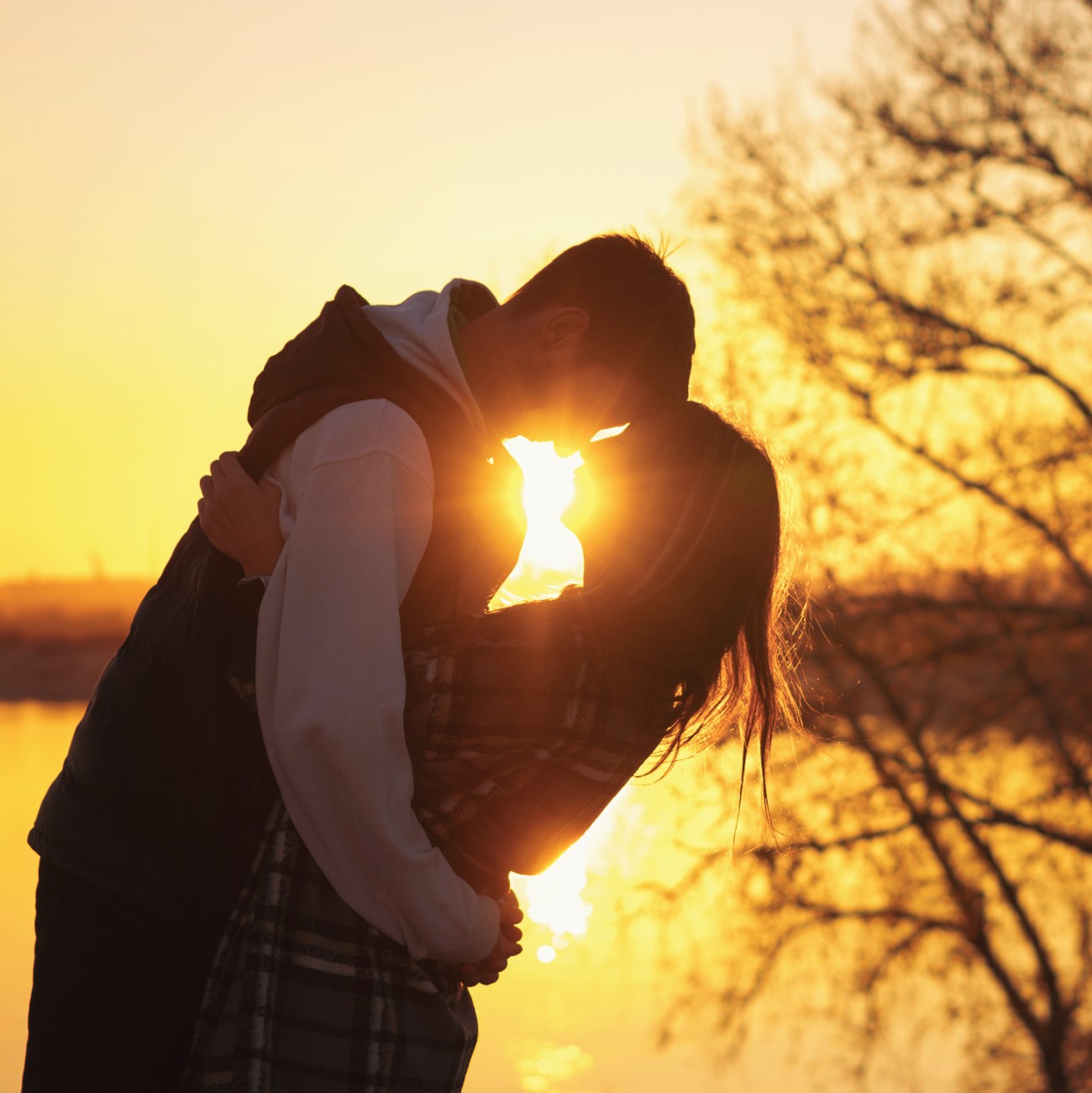 Ζευγάρι αγκαλιά στο ηλιοβασίλεμα