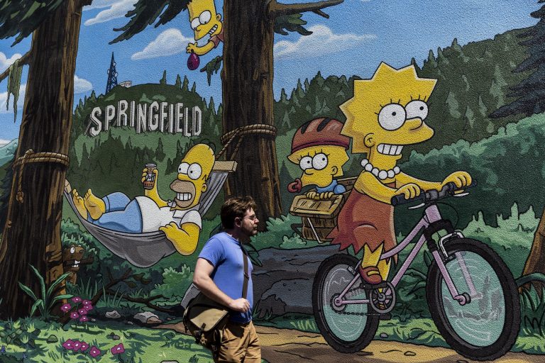 Ένας πεζός περπατά δίπλα σε μια τοιχογραφία των Old City Artists που απεικονίζει την οικογένεια Simpsons στο Σπρίνγκφιλντ του Όρεγκον, 24 Ιουλίου 2022.