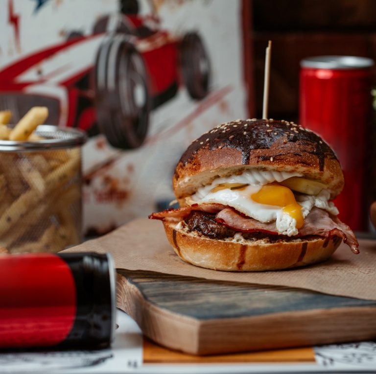 Smash burger με αναψυκτικό και πατάτες