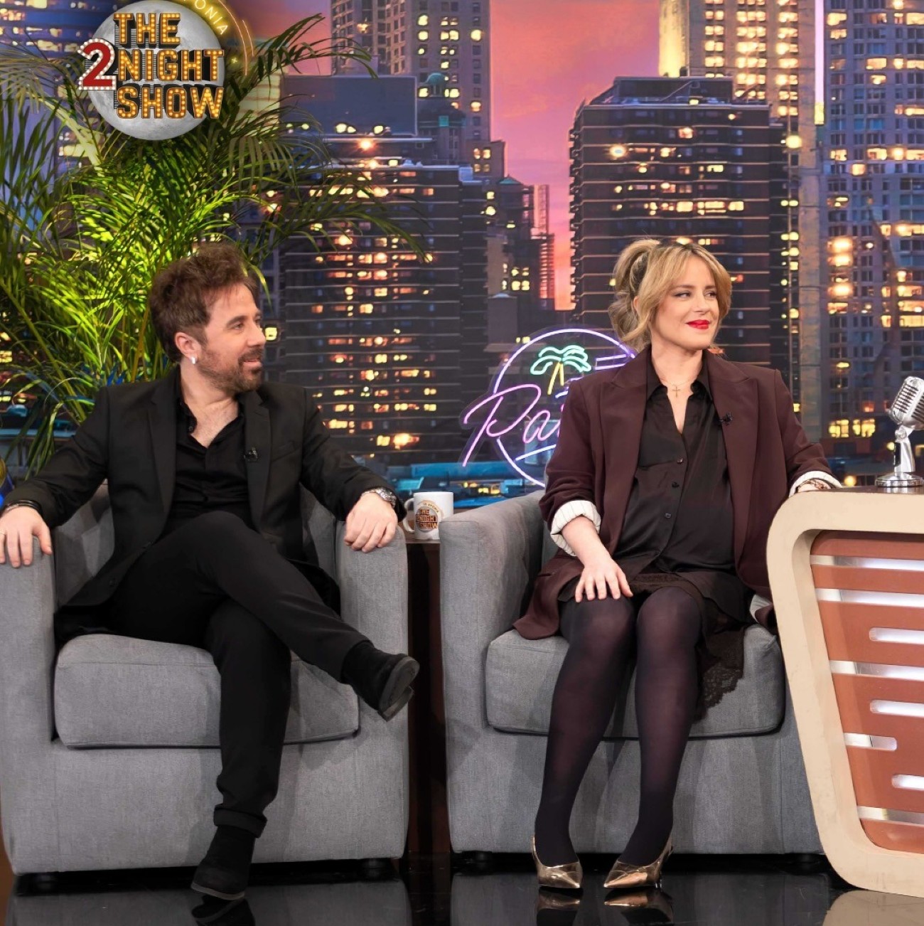 O Θανάσης Τσαλταμπάσης και η Αγοραστή Αρβανίτη καλεσμένοι στο The 2night Show