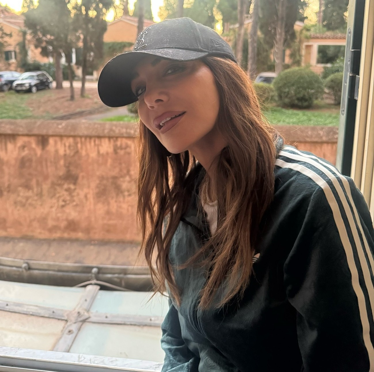 Η Δέσποινα Βανδή με καπέλο και αθλητικό jacket