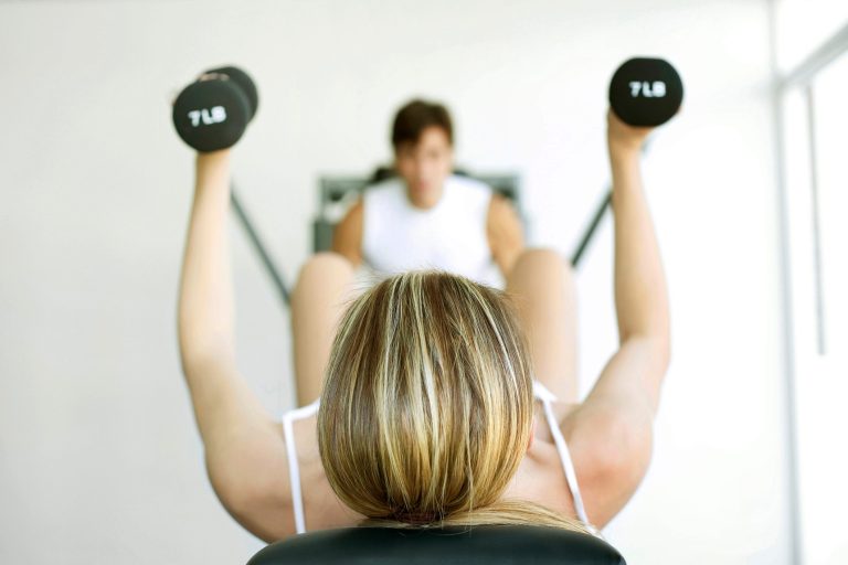 Γυναίκα που σηκώνει βαράκια