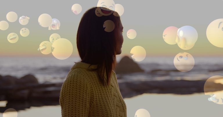 Γυναίκα αγναντεύει θάλασσα