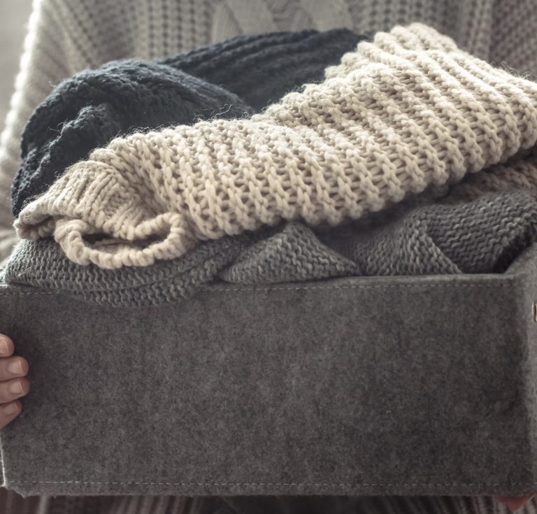 Μάλλινα ρούχα μέσα σε καλάθι. Τρόπος για να επανέλθουν τα συρρικνωμένα πουλόβερ μας.