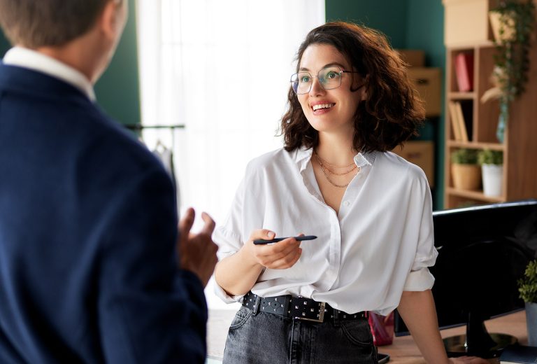 Συνάδελφοι μιλούν διπλωματικό τρόπο