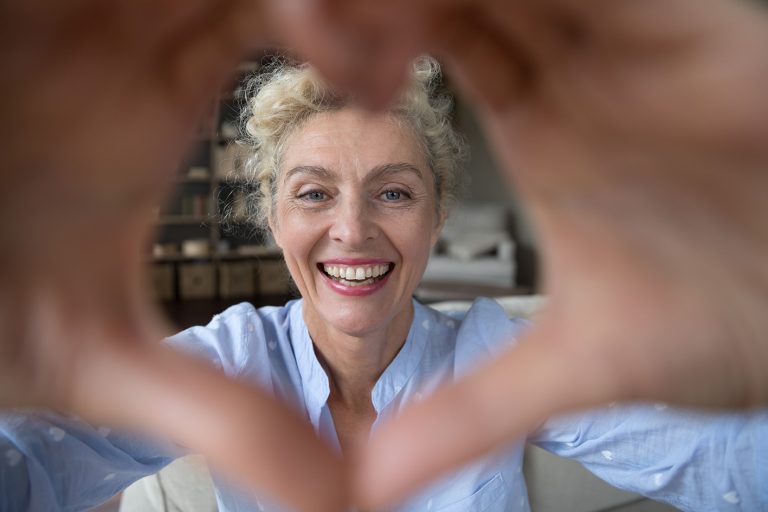 Έρωτας και ζώδια: 3 ζώδια ξεχωρίζουν. Είστε ανάμεσα σε αυτά όπως η γυναίκα που κάνει το σήμα της καρδιάς και χαμογελά;