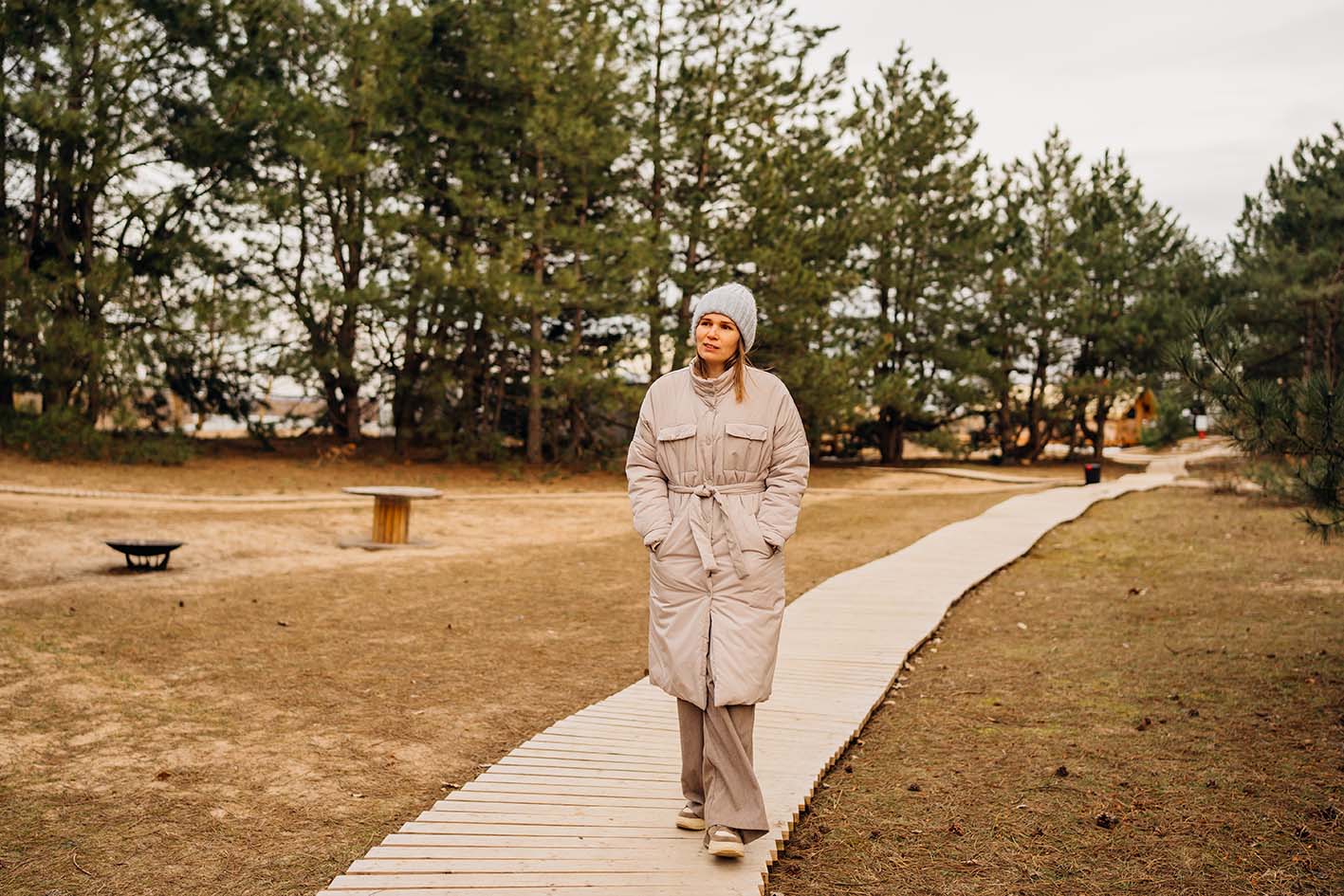 Το περπάτημα αυξάνει τη δημιουργική παραγωγή κατά μέσο όρο 60%. Στη φωτογραφία, γυναίκα μέσης ηλικίας περπατά στο πάρκο καλά ντυμένη γιατί έχει κρύο.