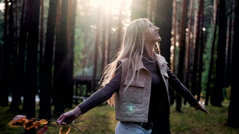 Γυναίκα στη φύση μέσα στο δάσος