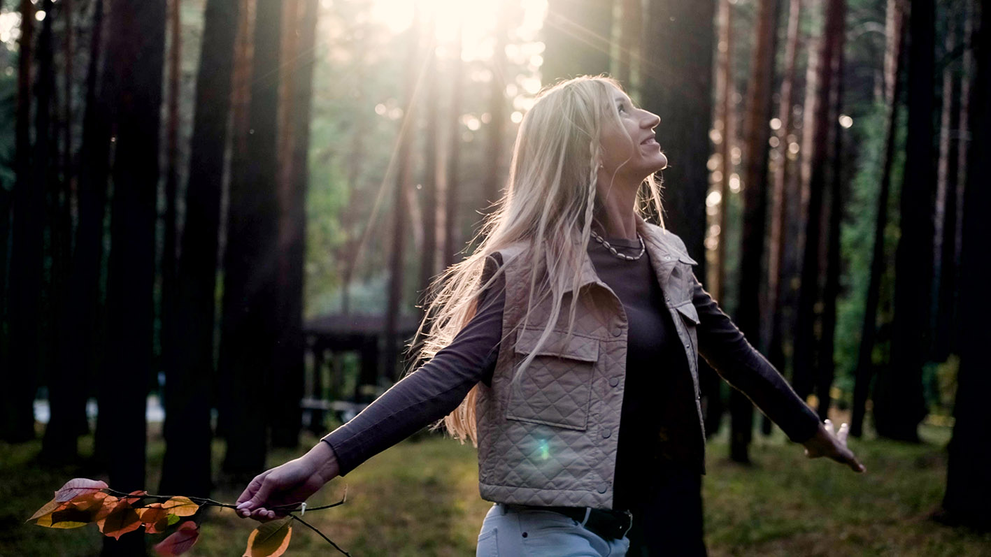 Γυναίκα στη φύση μέσα στο δάσος