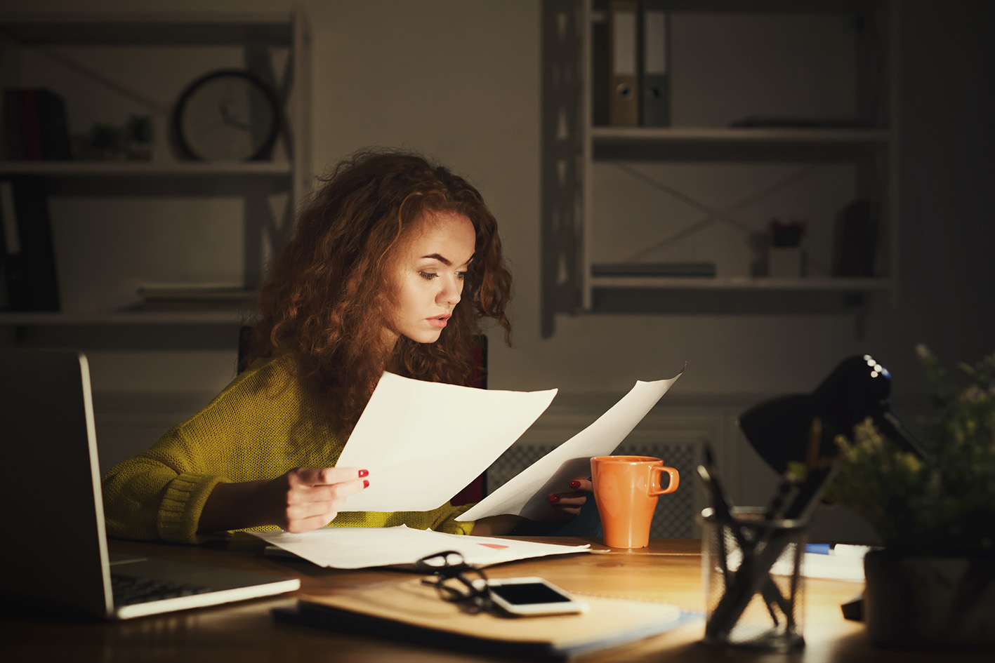 Η ψυχική επιβάρυνση που συνδέεται με την AI έχει σημαντικό κόστος, με τη μορφή αυξημένων λαθών των εργαζομένων