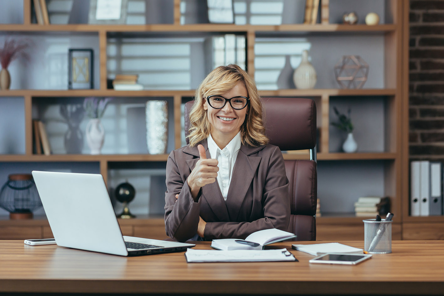 Γυναίκα στο γραφείο πέτυχε τον σκοπό της και είναι χαρούμενη