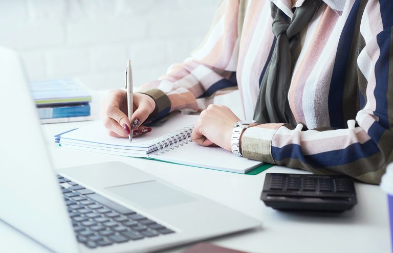 Γυναίκα σημειώνει στο σημειωματάριο κάτι