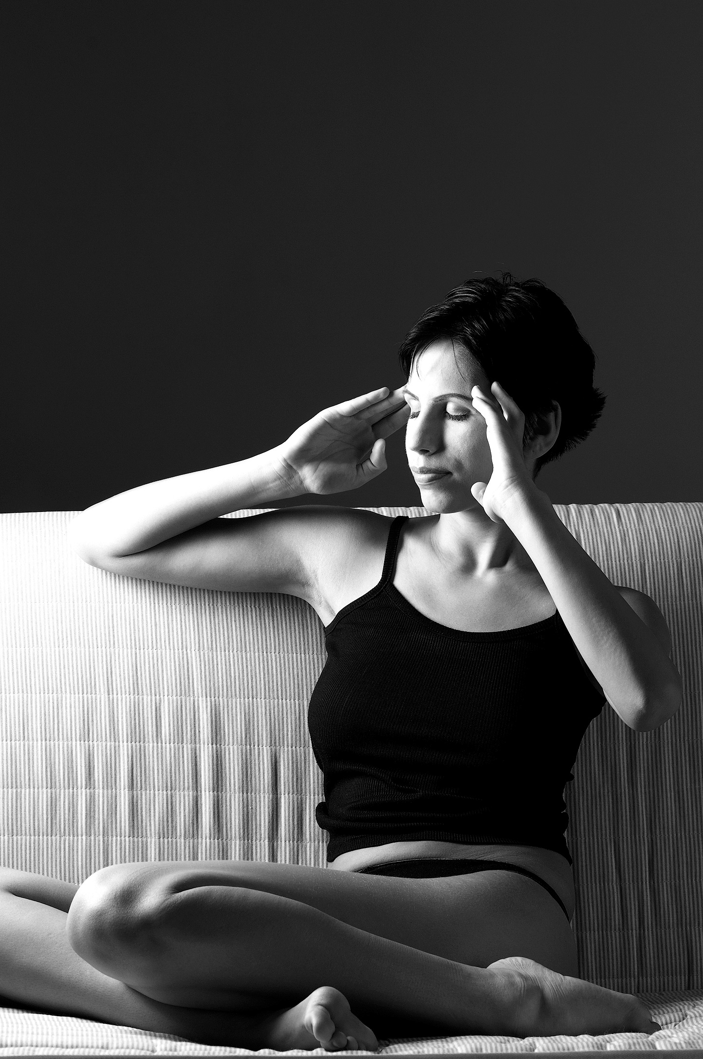 Μια νέα μελέτη, που δημοσιεύτηκε στο περιοδικό Neurology,αναφέρει πως ερευνητές εξέτασαν την επίδραση της μεσογειακής διατροφής στον κίνδυνο εγκεφαλικού επεισοδίου στις γυναίκες, Στη φωτογραφία, γυναίκα πιάνει το κεφάλι της. Ίσως έχει πονοκέφαλο.