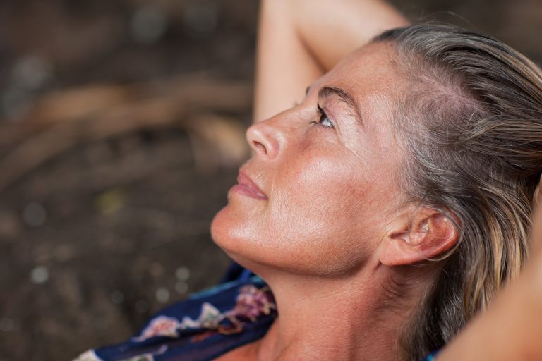 Γυναίκα σε προφίλ σκέφτεται ή διαισθάνεται