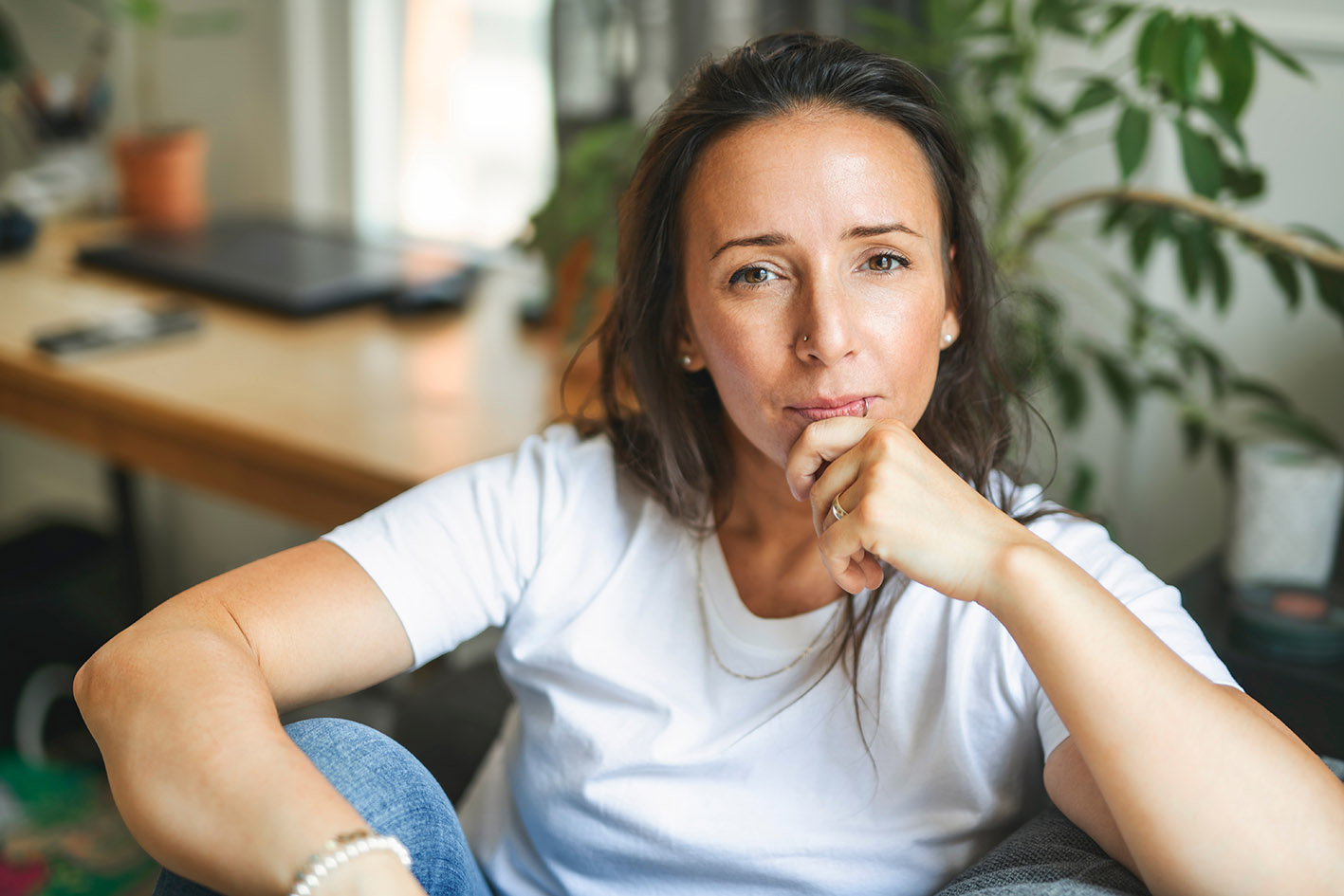 Γυναίκα σοβαρή μας κοιτάει.