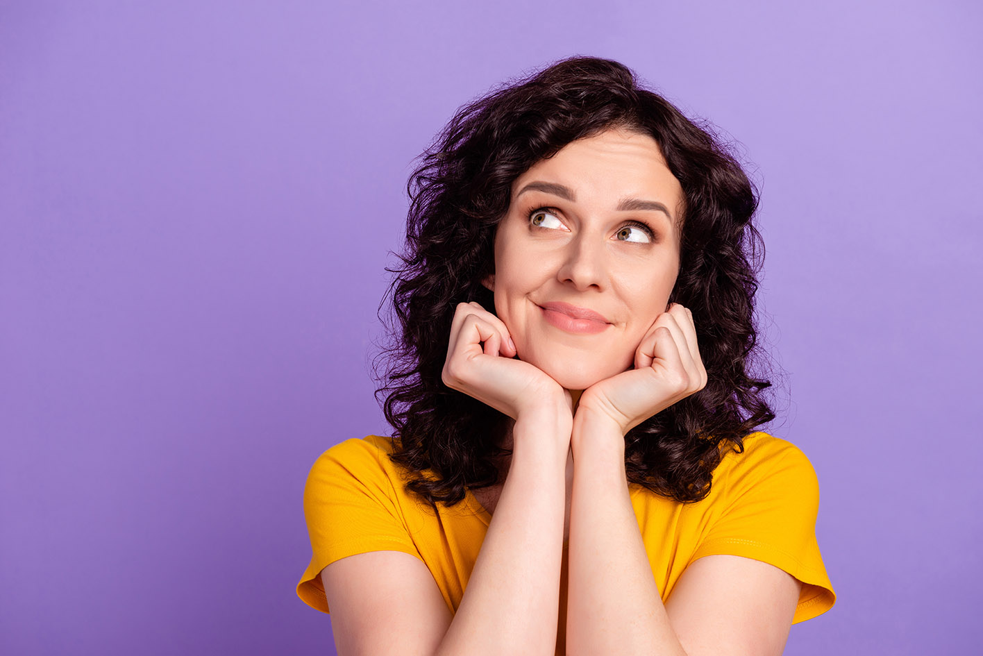 Γυναίκα σκέφτεται χαριτωμένα