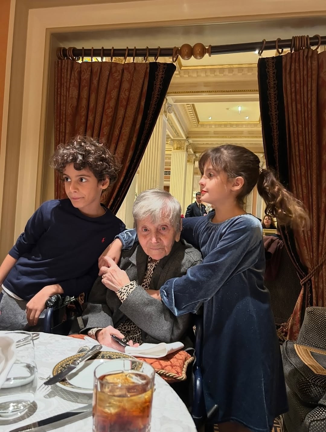 Η Ελένη Γλύκατζη-Αρβελέρ με τα δίδυμα του ζεύγους Σταύρου Ξαρχάκου και Ηρώς Σαΐα.