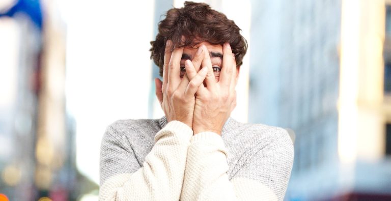 Νέος άντρας με απεγνωσμένο ύφος